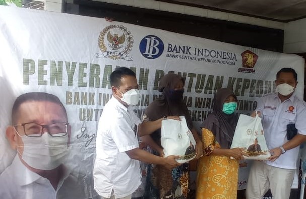 Wihadi Wiyanto Bagikan Ribuan Sembako ke Masyarakat Tuban