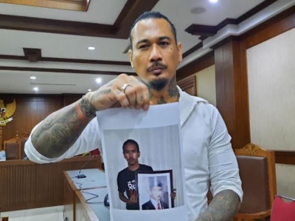 Adam Deni Acungkan Jari Tengah Sambil Pegang Foto Jokowi, Jerinx: Polisi Harus Fair