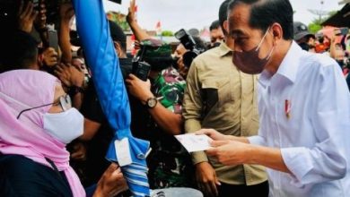 Presiden Jokowi Serahkan Bantuan Tunai ke Pedagang Pasar Baru Tanjung Enim