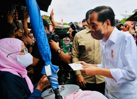 Presiden Jokowi Serahkan Bantuan Tunai ke Pedagang Pasar Baru Tanjung Enim