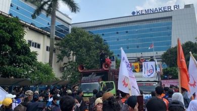 Ribuan Buruh Tuntut Ida Fauziyah Dicopot