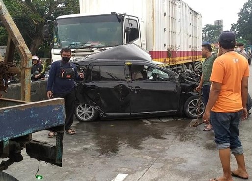 Truk Tronton di Semarang Tabrak Lima Kendaraan