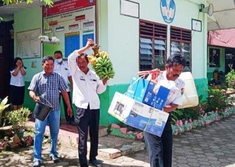 Diduga Beda Pilihan Politik, Kepsek SDN 4 Kesu’ Dinonjobkan