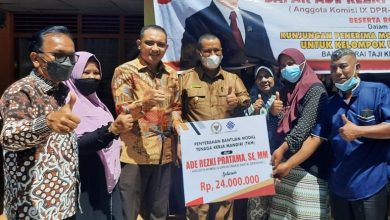 Ade Rezki Gerindra Salurkan Bantuan kepada 32 Kelompok Usaha di Pariaman