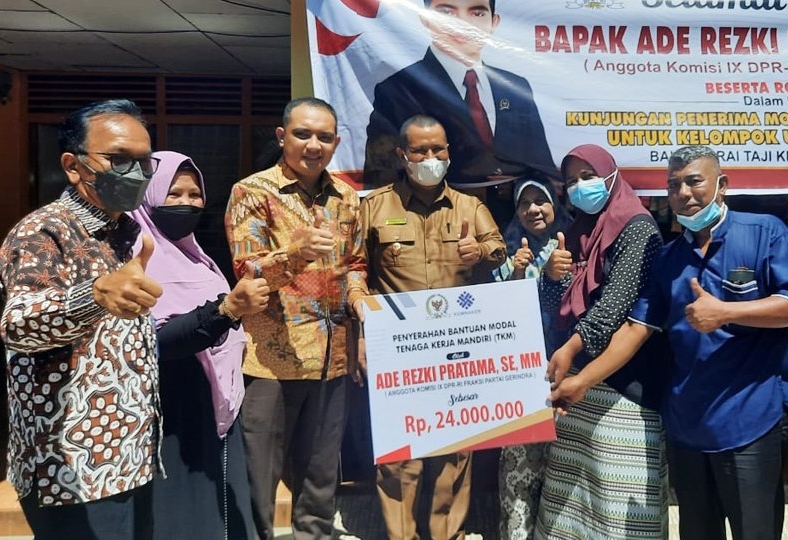 Ade Rezki Gerindra Salurkan Bantuan kepada 32 Kelompok Usaha di Pariaman