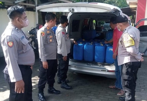 Polisi Berhasil Gagalkan Pengiriman Ratusan Liter Miras Jenis Arak