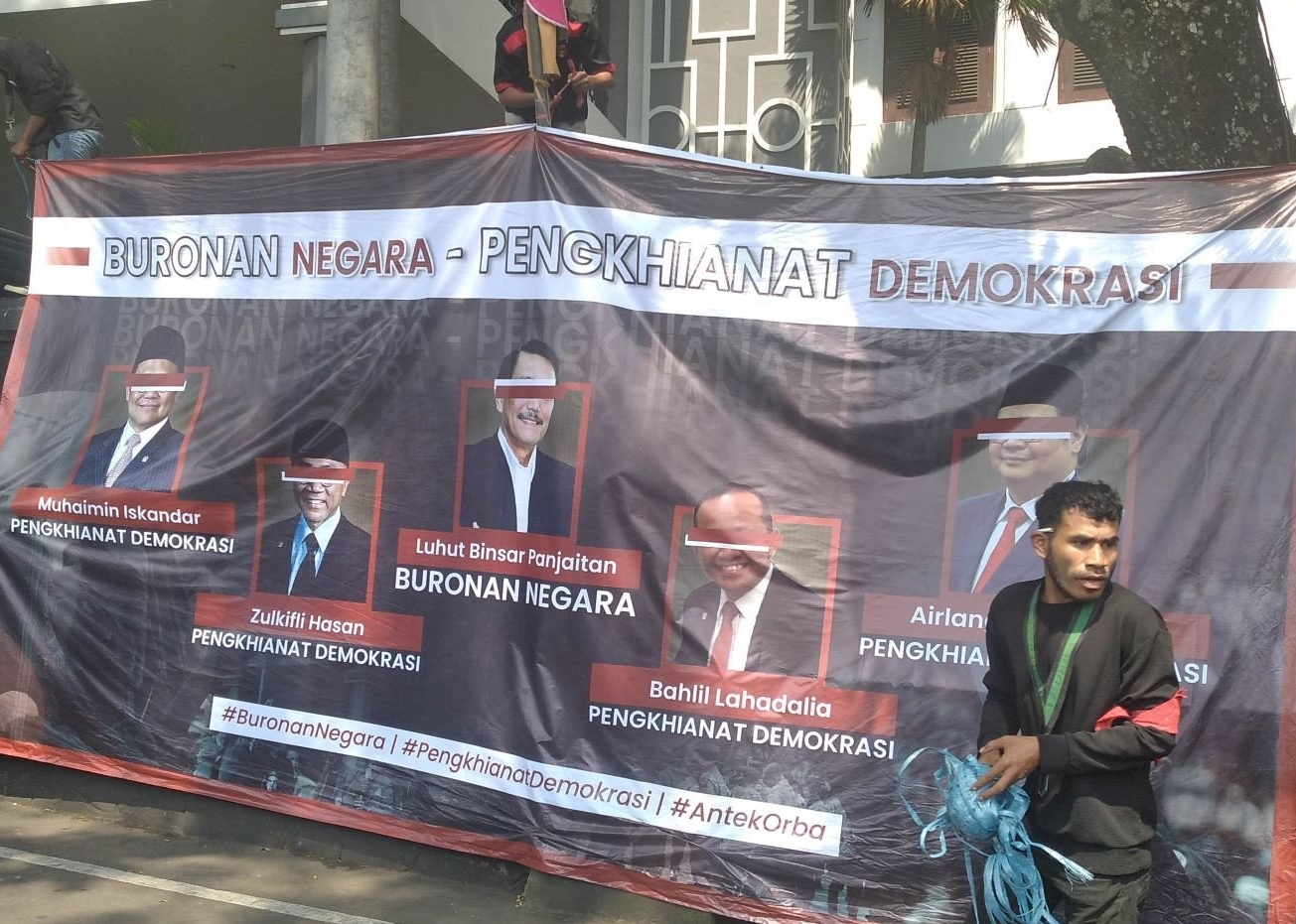 Gelar Demo, Mahasiswa Malang Pajang Gambar Luhut Sebagai Pengkhianat Demokrasi