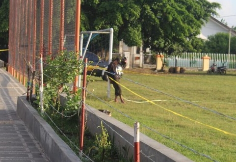 Diduga Bawa Bom, Pria di Majalengka Diikat di Tiang Gawang Lapangan Alun-alun Leuwimunding