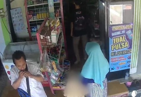 Viral! Seorang Pria di Gresik Lecehkan Bocah Perempuan Terekam CCTV