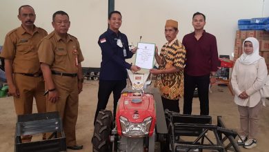 Martina Salurkan Bantuan Alsintan ke Kelompok Tani: Semoga Hasil Panen Melimpah