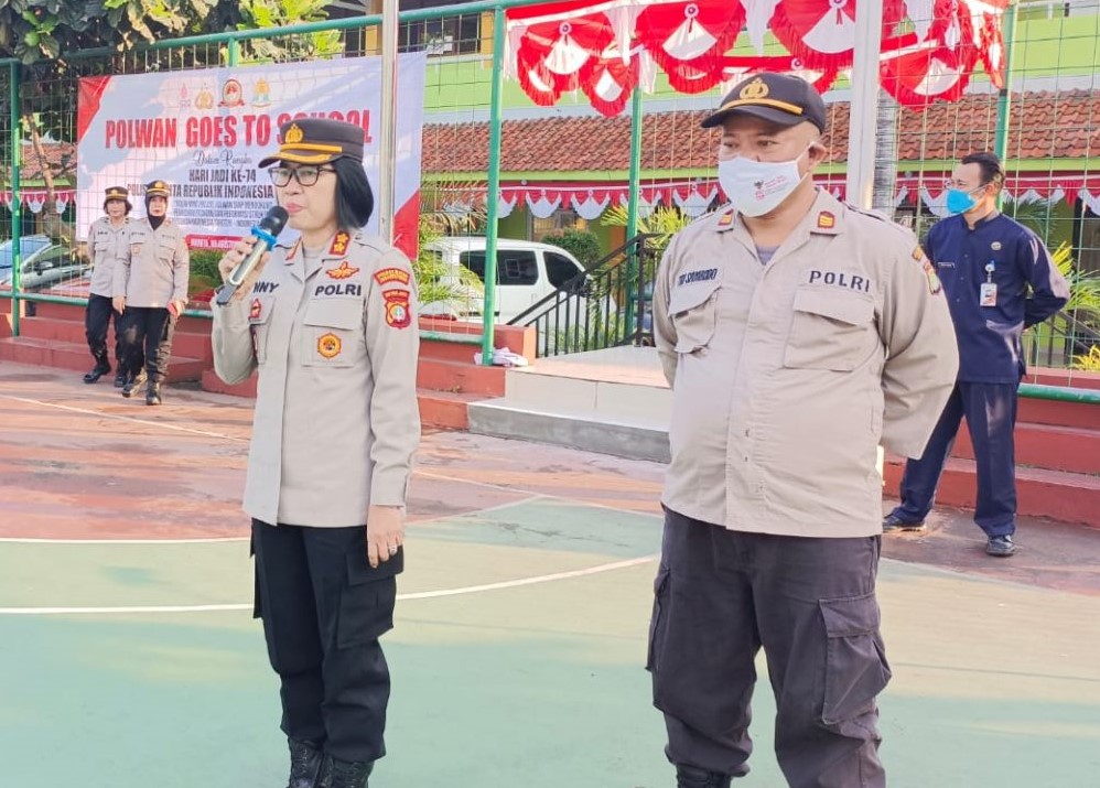 HUT Polwan ke-74, Polres Metro Jakarta Timur Gelar Kegiatan ‘Goes to School’