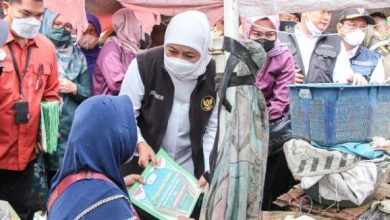 Khofifah Salurkan Zakat Produktif ke Pelaku Usaha Ultra Mikro di Pasar Ikan Lamongan