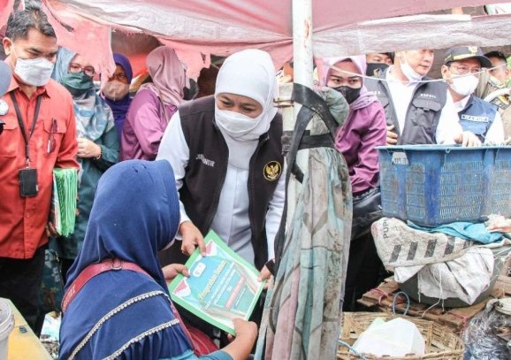 Khofifah Salurkan Zakat Produktif ke Pelaku Usaha Ultra Mikro di Pasar Ikan Lamongan