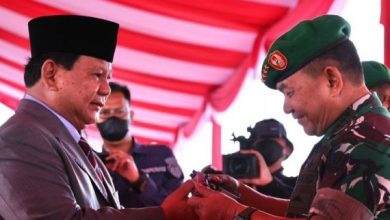 Menhan Prabowo Berikan Pistol Produksi PT Pindad ke Tiga Kepala Staf TNI