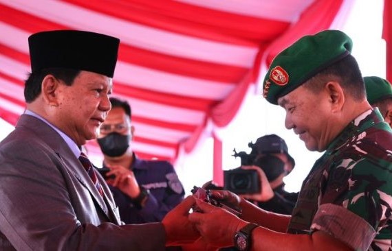 Menhan Prabowo Berikan Pistol Produksi PT Pindad ke Tiga Kepala Staf TNI