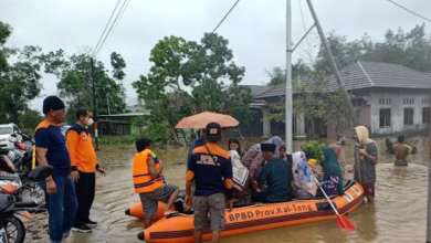 Photo of BPBD Gunung Mas Mulai Evakuasi Warga Korban Banjir Menggunakan Perahu Karet
