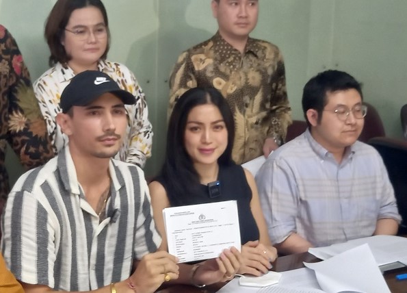 Heran Steven Masih Belum Ditangkap, Kuasa Hukum Jessica Iskandar: Sekuat Apa