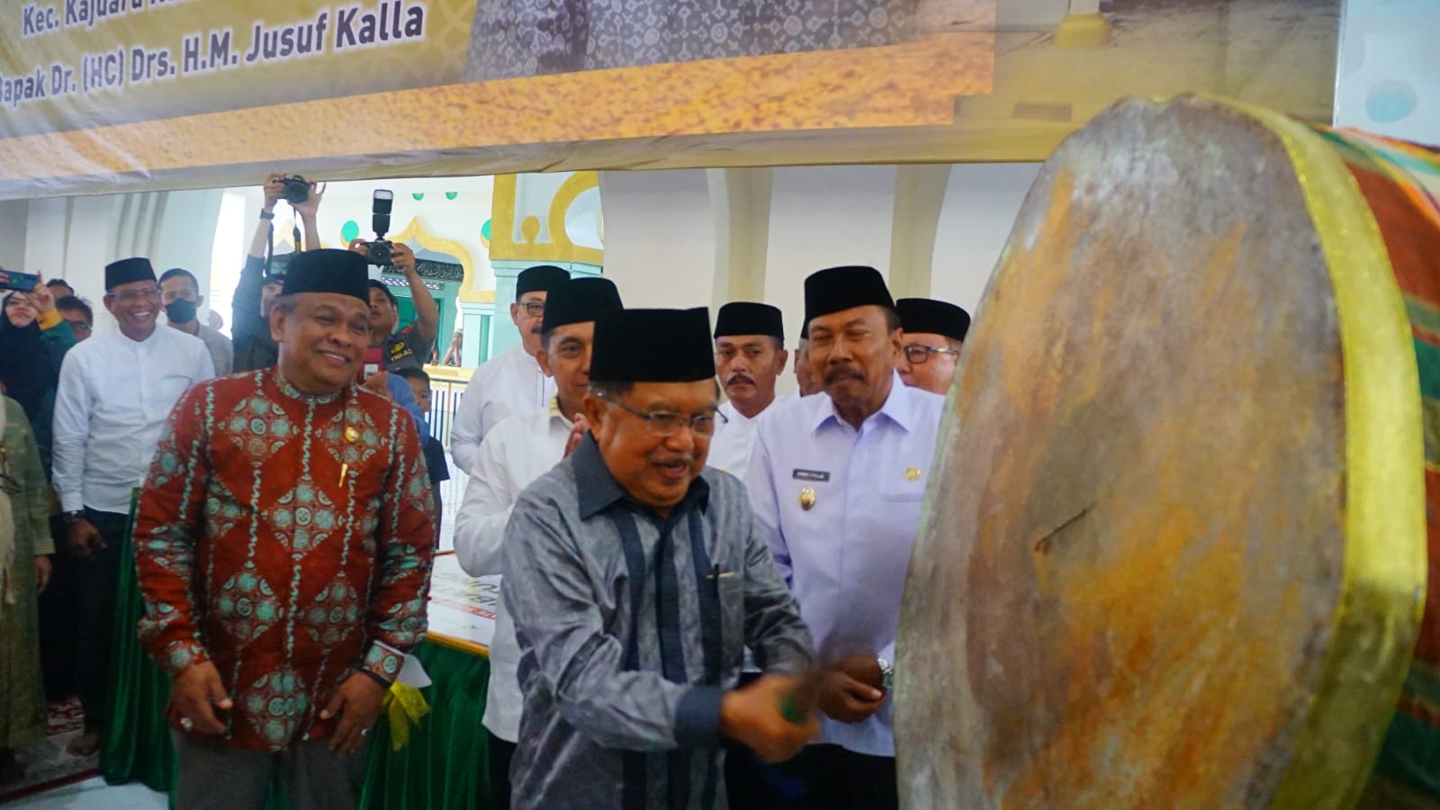 Poros Maros-Bone Rusak Parah, JK Sakit Pinggang Pulang Kampung via Darat_bimata.id