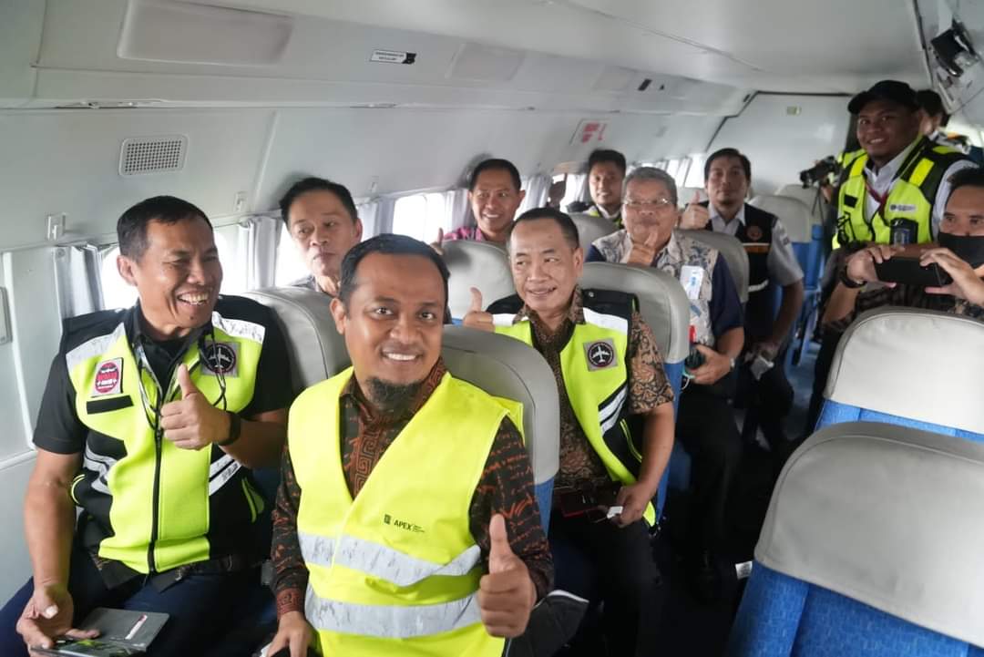 Sudirman Jajal Susi Air L410 Penerbangan Perdana Makassar-Bone_bimata.id