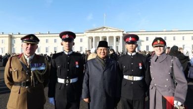 Menhan Prabowo Berikan Ucapan Selamat kepada Dua Taruna yang Lulus Pendidikan RMAS Inggris