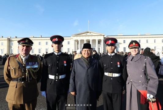 Menhan Prabowo Berikan Ucapan Selamat kepada Dua Taruna yang Lulus Pendidikan RMAS Inggris