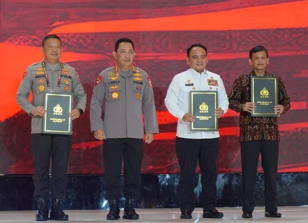 Terima Penghargaan Pin Emas dari Polri, Sekjen Kemenkumham: Terima Kasih Bapak Kapolri