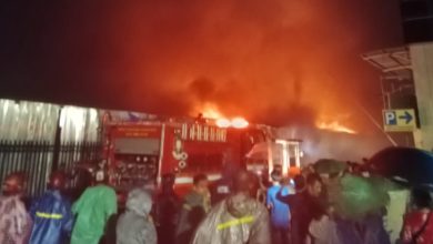 Photo of Pasar Sentral Makassar Terbakar Saat Diguyur Hujan, 899 Lapak Jadi Arang