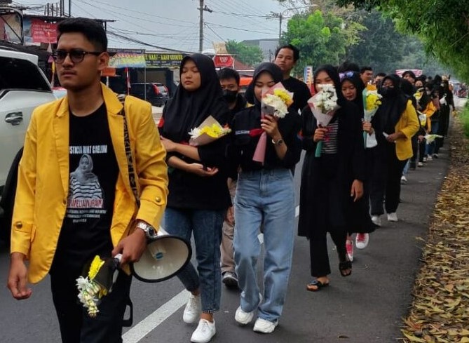 Gelar Aksi Tabur Bunga untuk Selvi Amalia, BEM FH Unsur Cianjur Tuntut Polisi Tangkap Pelaku Tabrak Lari