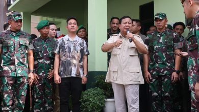 Di Koramil Serengan 03 Solo, Prabowo Subianto Ditemani Gibran Serahkan Motor dan Alkom ke Babinsa