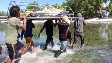 Proses evakuasi jenazah warga kepulauan terluar Kabupaten Pangkep meninggal dunia dalam perjalanan laut. (foto: tangkapan layar)