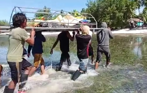 Proses evakuasi jenazah warga kepulauan terluar Kabupaten Pangkep meninggal dunia dalam perjalanan laut. (foto: tangkapan layar)