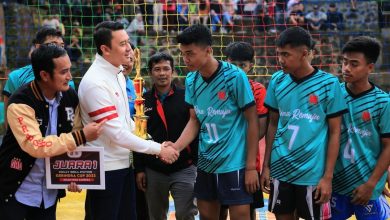 Ridwan Dhani Wirianata bersalaman dengan pemain bola Volly