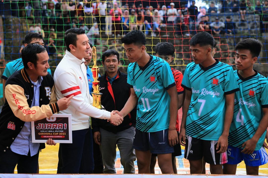 Ridwan Dhani Wirianata bersalaman dengan pemain bola Volly