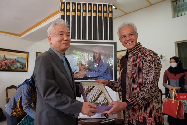 Dubes Korsel (sebelah kiri) Lee Sang Deok menerima pelakat batik dari Ganjar Pranowo (sebelah kanan)