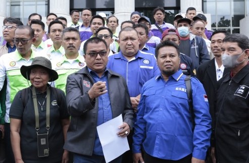 Denny Indrayana dan 13 Serikat Buruh Laporkan Presiden Jokowi ke PTUN Jakarta