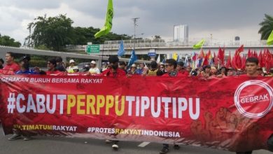 Ribuan Buruh Geruduk Gedung DPR Desak Perppu Cipta Kerja Dicabut