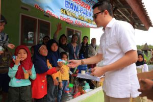 Wasekjen DPP partai Gerindra, Ridwan Dhani Wirianata saat membagikan susu kepada anak-anak di desa subang, Minggu, 12/2/2023.