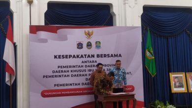 Photo of Ridwan Kamil Beri Kode ke Heru Budi Saat Pertemuan di Gedung Sate : Saya Gubernur DKI