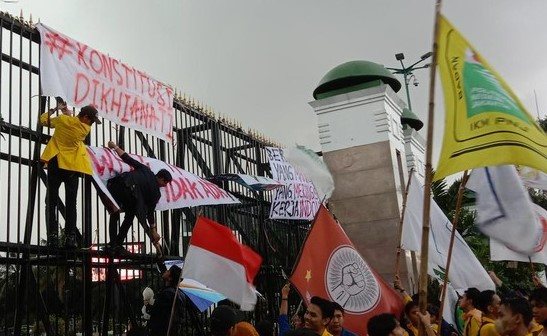 Gelar Aksi, BEM SI Tuntut DPR Dan Pemerintah Cabut Perppu Cipta Kerja ...