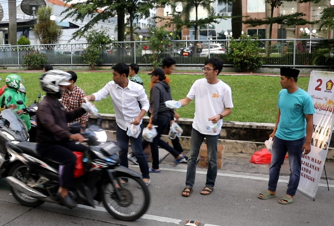 Kader Muda Gerindra Gelar Bagi-bagi Takjil dan Doa Untuk Bangsa