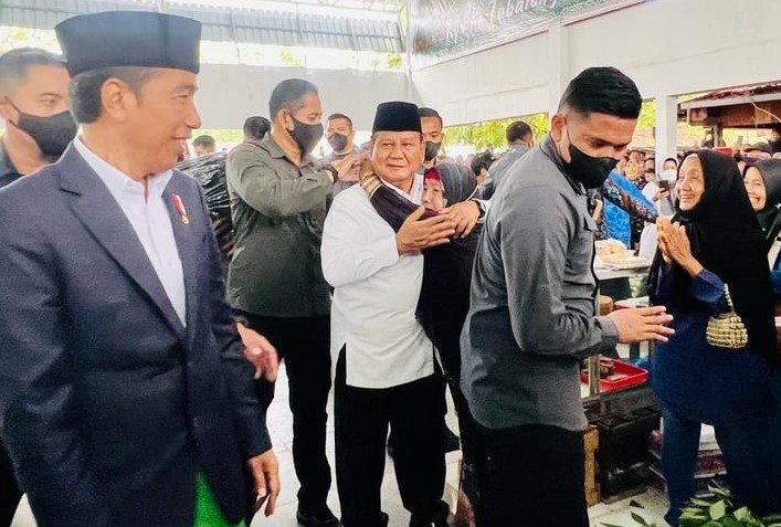 Emak-emak Pedagang Pasar Rakyat Tabalong Peluk Hangat Prabowo: Itu Idola Saya