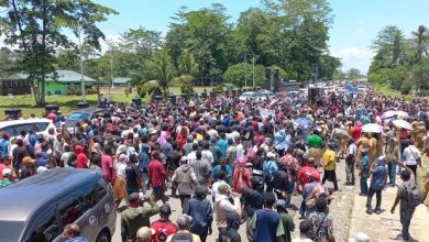 Gelar Aksi Damai, Ribuan Warga Tolak Kriminalisasi Plt Bupati Mimika Johannes Rettob