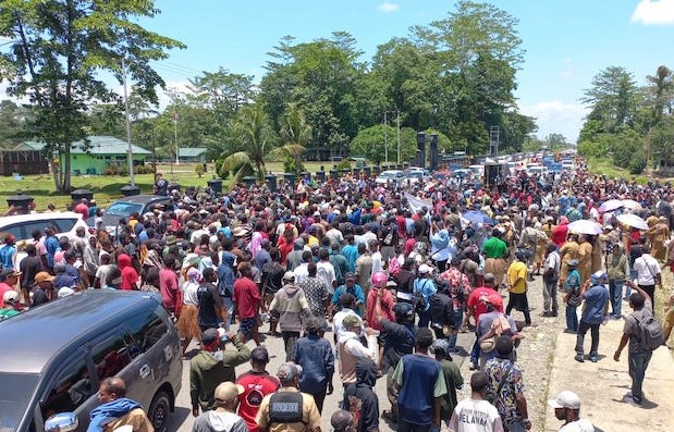 Gelar Aksi Damai, Ribuan Warga Tolak Kriminalisasi Plt Bupati Mimika Johannes Rettob