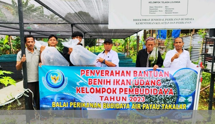 Warga Makassar Bersyukur Dapat Bantuan Bibit Ikan DPRD Sulsel Adam Muhammad