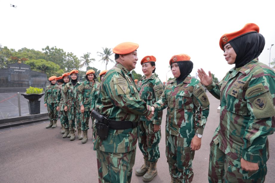 Prabowo 'Dikepung' Srikandi TNI AU Usai Dianugerahi Warga Kehormatan Kopasgat_bimata.id