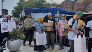 Photo of Emak – emak Relawan Anies Bagi – bagi Nasi Kotak, dan Takjil di Kota Tegal