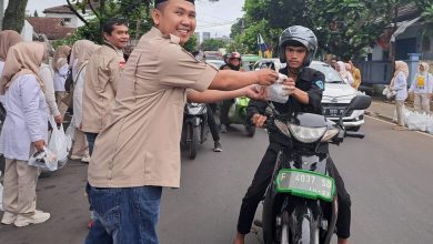 Heri Gunawan Bagikan Ribuan Paket Takjil