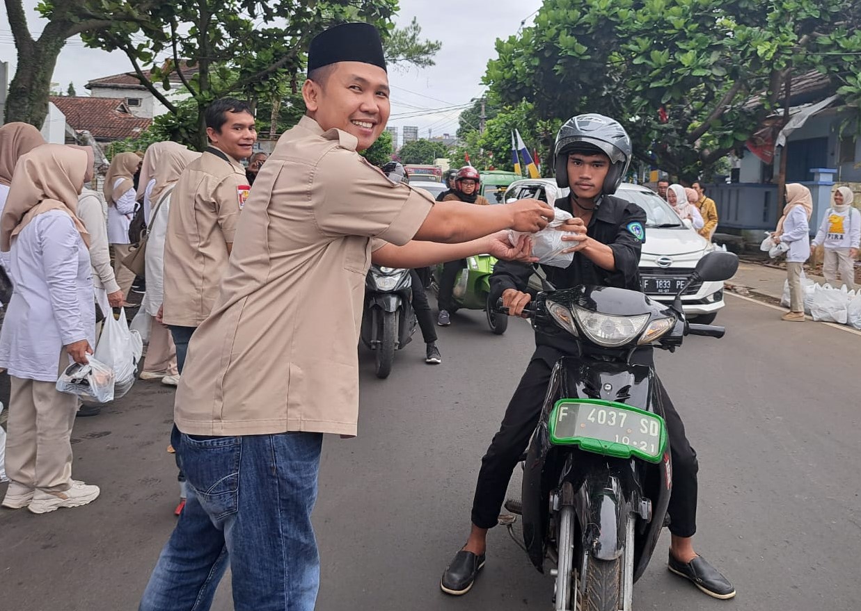 Heri Gunawan Bagikan Ribuan Paket Takjil