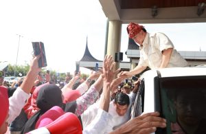 Gemuruh Prabowo Presiden Menggema Bandara Internasional Minangkabau