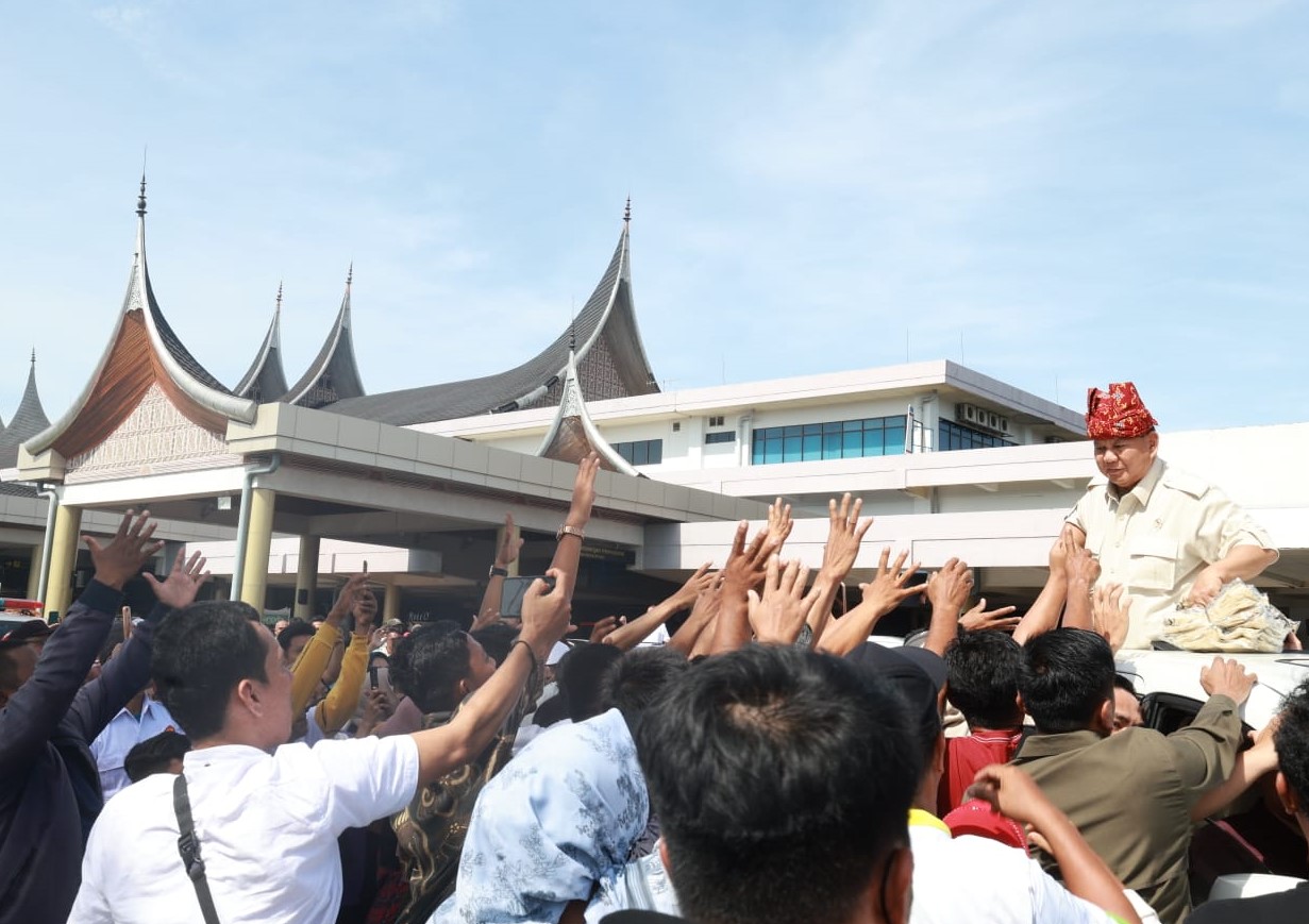 Gemuruh Prabowo Presiden Menggema Bandara Internasional Minangkabau